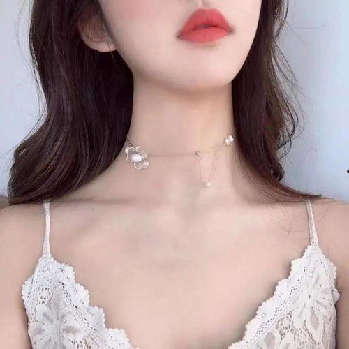 女生露锁骨视频成人,揭秘女生露锁骨视频背后的时尚潮流