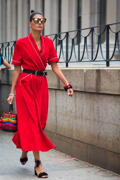 女成人红色新年服装视频,女性成人红色新年服饰风采展示
