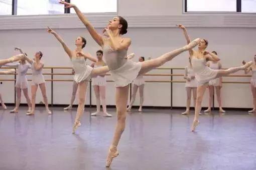 成人舞蹈被动拉伸视频,跟随视频轻松掌握成人舞蹈被动拉伸技巧