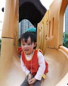 小孩穿成人的衣服视频